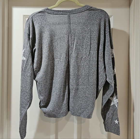 Free People Melrose Graphic Tee Long Sleeve Scoop Neck Crackled Stars S Gray NWT - Picture 13 of 16